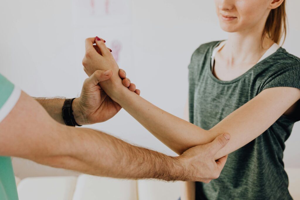 Knee replacement surgeon near me supervising patient rehabilitation exercises